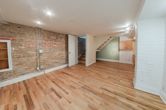 Building Photo - 1648 W Cullerton St