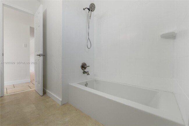 Building Photo - 232 SE 6th St