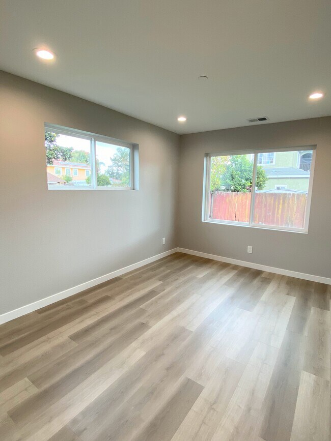 Building Photo - 1236 Hollyburne Ave