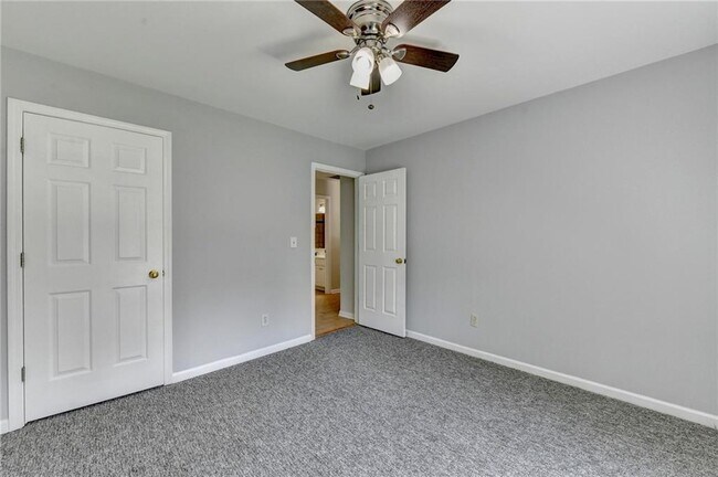 Building Photo - 2835 Crestmont Ct