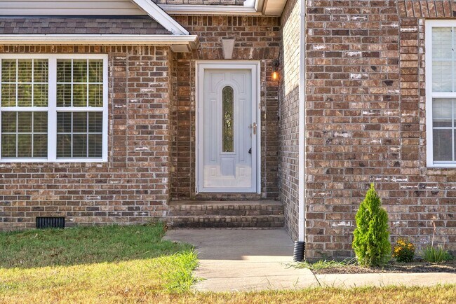 Building Photo - Pet Friendly Three Bedroom with Bonus!