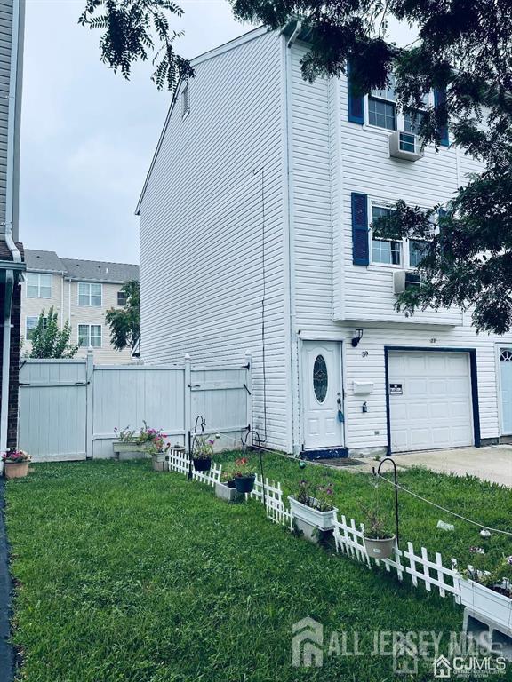 Building Photo - 39 Larch St