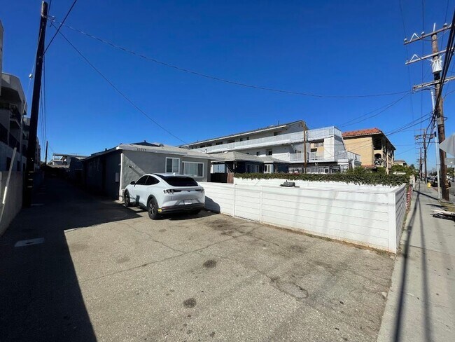 Building Photo - YUKON 13717-13719