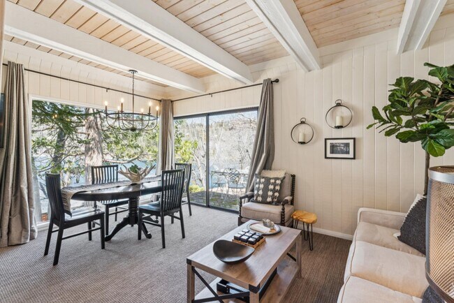 Building Photo - 716 Oak Point