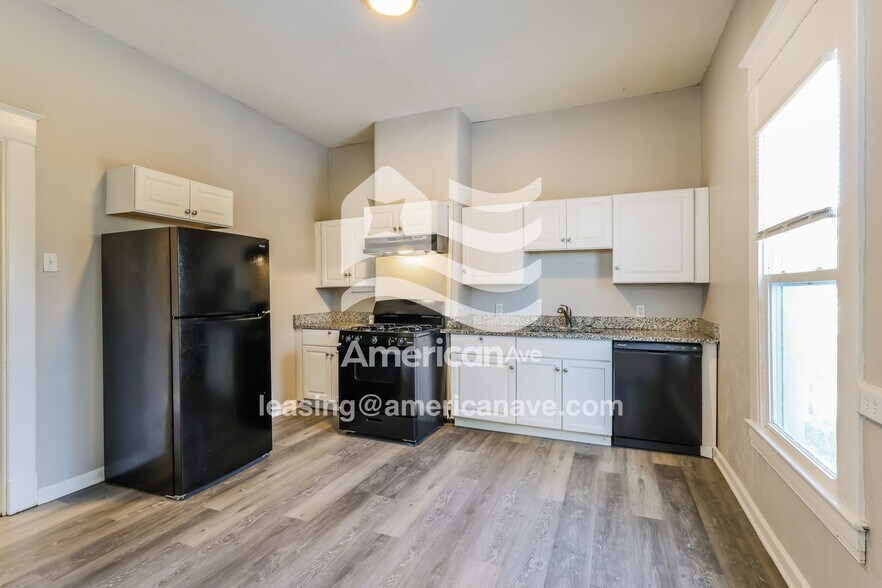 Building Photo - 1849 W Gaulbert Ave