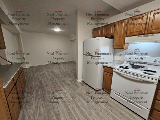 Building Photo - 4 BEDROOM, 1 BATHROOM APARTMENT, 2 TANDEM PARKING