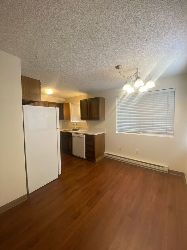 Building Photo - South Hill Triplex-Nestled away in private...