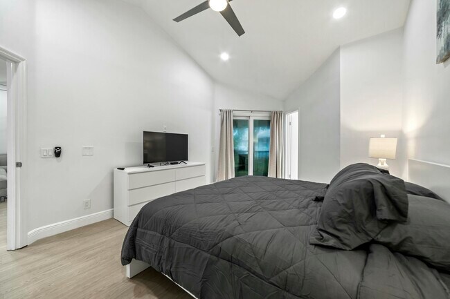 Building Photo - 6553 Via Regina