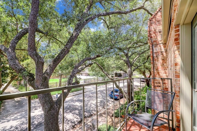 Building Photo - Large Townhome in River Oaks