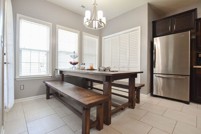 Building Photo - Pet Friendly Three Bedroom!