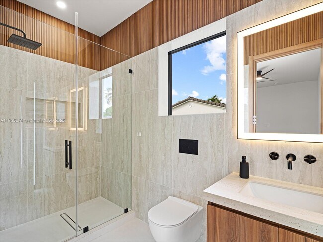 Building Photo - 543 NE 109th St