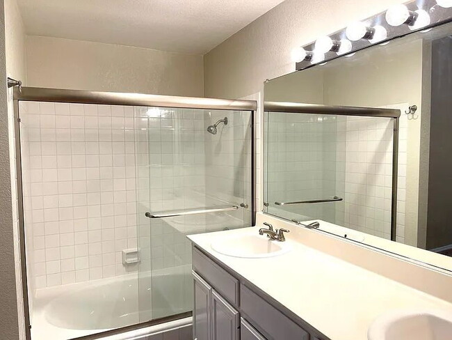 Building Photo - "Charming 2-Bed, 2-Bath Retreat in the Heart of Santa Clara!"