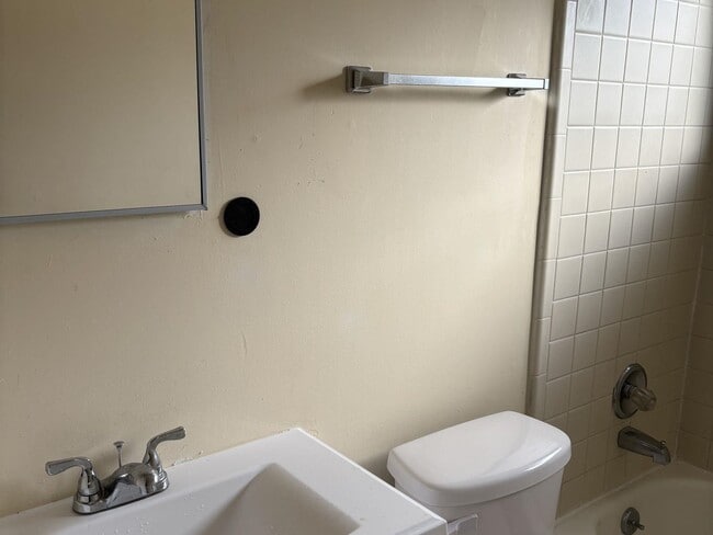 Building Photo - 643 McWhirter Ave