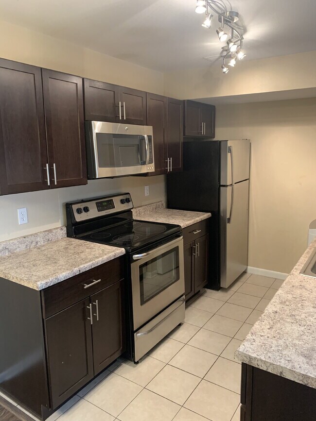 Building Photo - 2 Bedroom with Garage for Rent