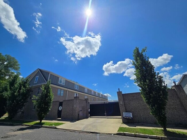 Building Photo - Live Steps from the Highland Strip — Share...