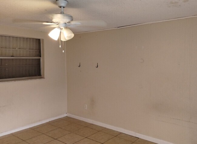 Building Photo - Spacious 3 Bedroom, 2 Bathroom Home for Rent in New Port Richey!