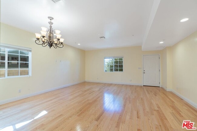 Building Photo - 2018 Hillcrest Dr