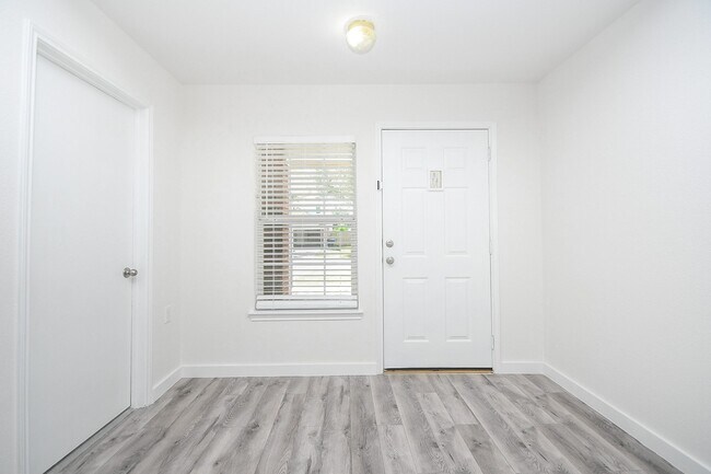 Building Photo - 6306 Spruce Manor Ln