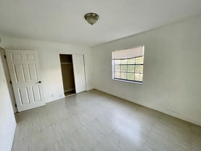 Building Photo - 607 NE 29th Dr