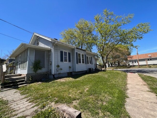 Building Photo - 3 bedroom 1 bath house in Rock Island