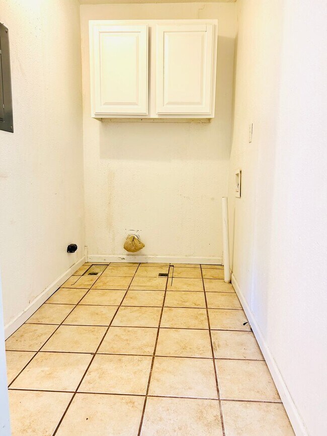 Building Photo - Single-Family Home, Centrally Located