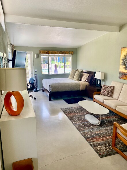 Building Photo - 777 E San Lorenzo Rd