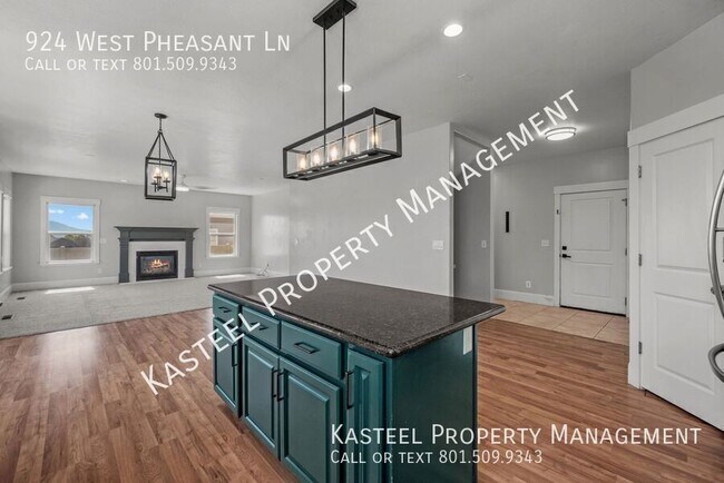 Building Photo - 924 W Pheasant Ln