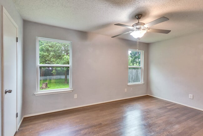 Building Photo - 9721 Holly Springs Dr