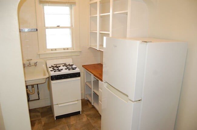 Building Photo - Cozy 2nd floor apt in Near South!