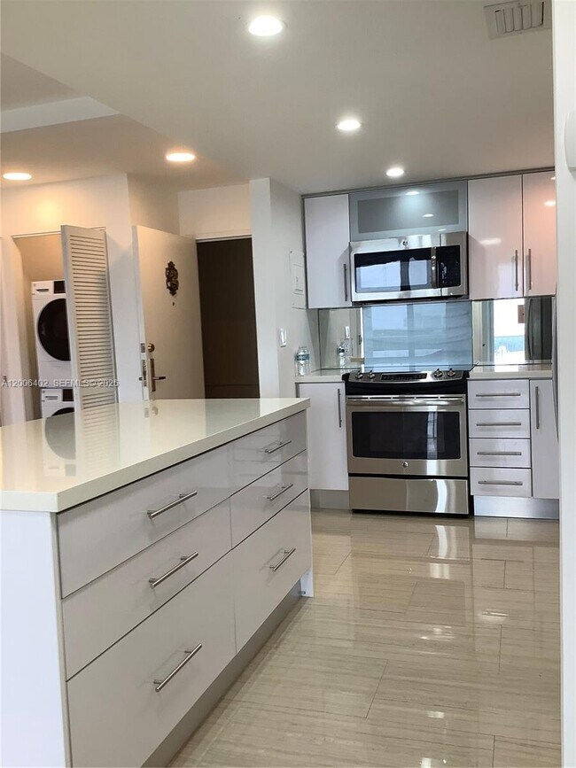 Building Photo - 150 SE 25th Rd