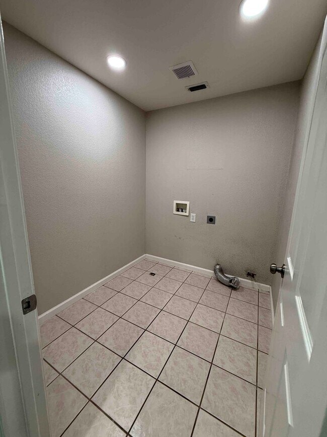 Building Photo - Great 4 Bedroom with Pool