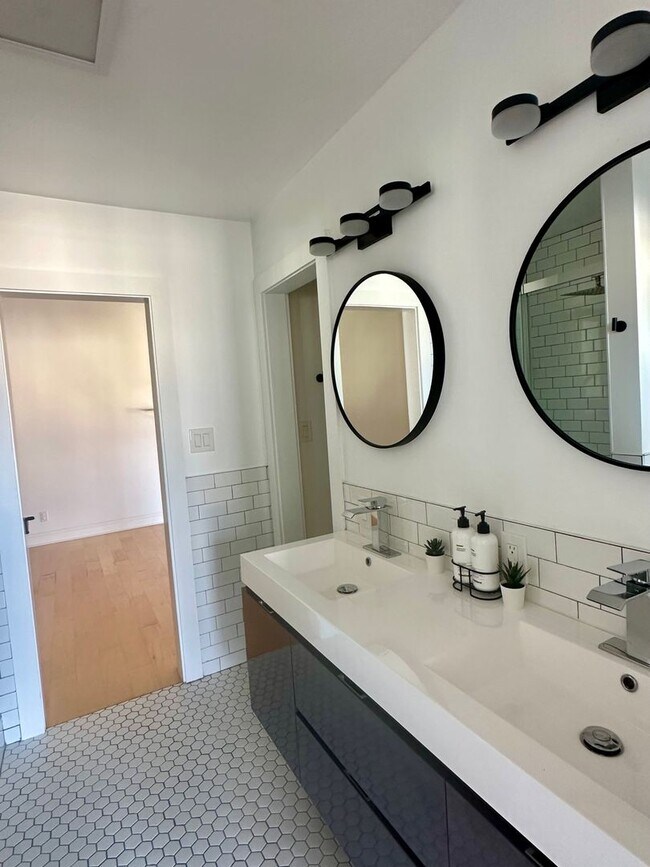 Building Photo - Industrial Chic 3bed/3bath loft style cond...