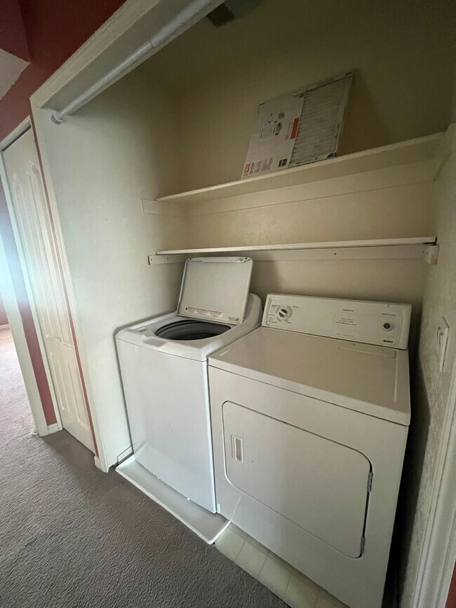 Building Photo - (Lease Pending) 3 Bed/2.5 Bath in The Town...