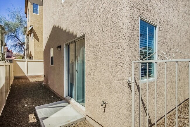 Building Photo - 8933 Jaquita Ave
