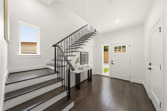 Building Photo - 5024 Winnetka St