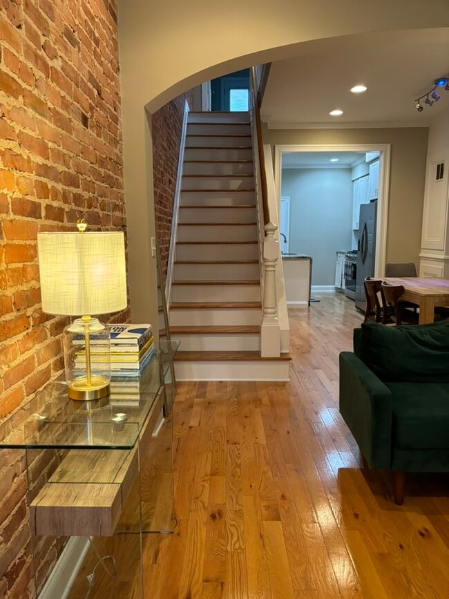 Building Photo - 143 N Kenwood Ave