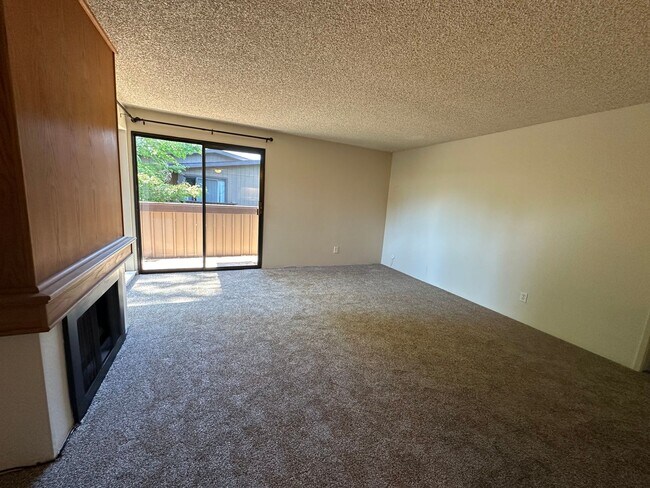 Building Photo - Cute and Cozy 1 Bedroom Condo in Gated Tim...