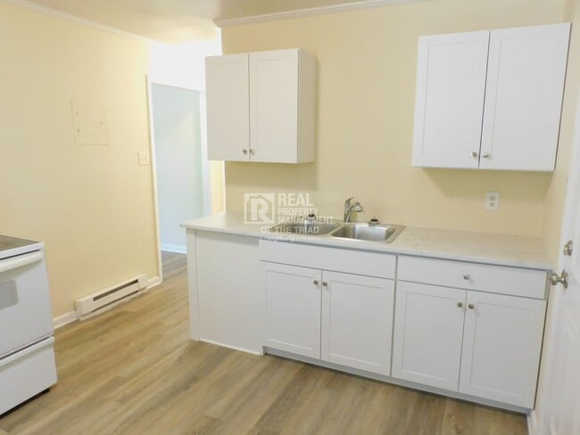 Building Photo - Cute Renovated 2bd/1ba Available Now!