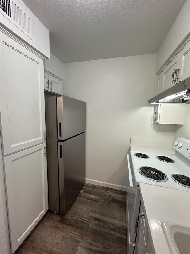 Building Photo - 1069 Cherry Ln