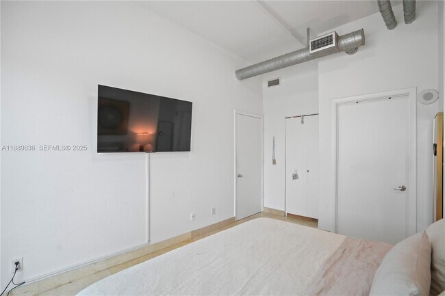 Building Photo - 3029 NE 188th St