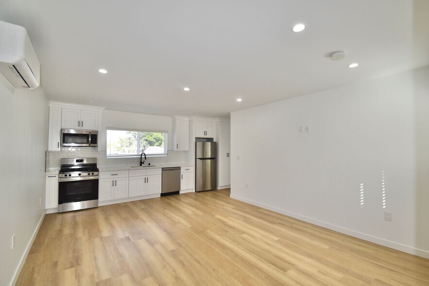 Building Photo - 11645 Moorpark St