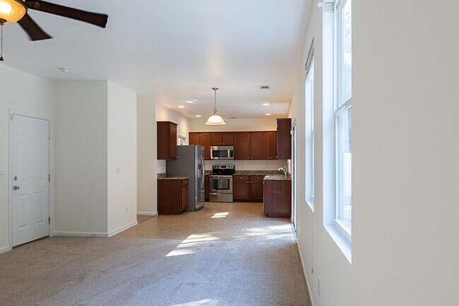Building Photo - Four Bedroom in Shadow Moss