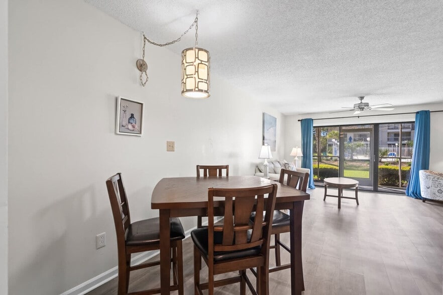 Building Photo - 1920 Bent Grass Dr