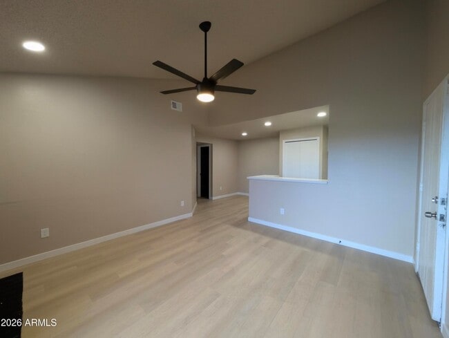 Building Photo - 533 W Guadalupe Rd