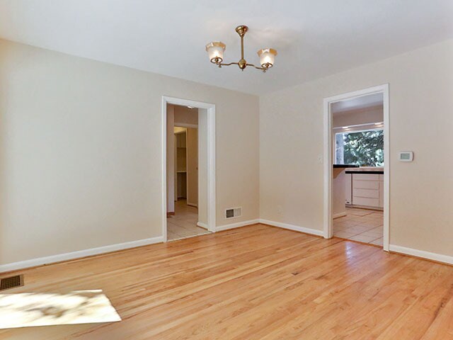 Building Photo - Spacious and Light Lake Oswego Home