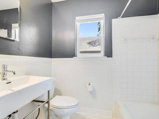 Building Photo - 1808 Forest Hill Dr