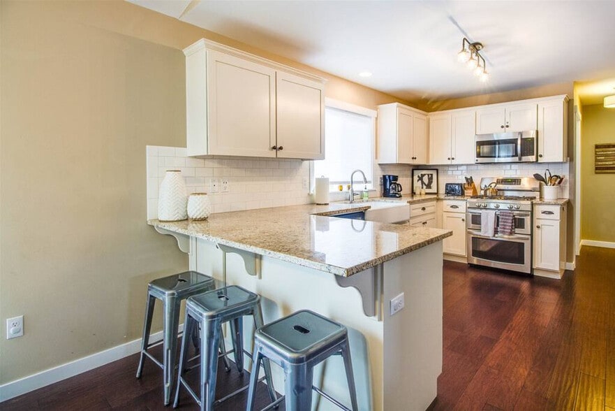 Building Photo - 525 SE Gleneden Place