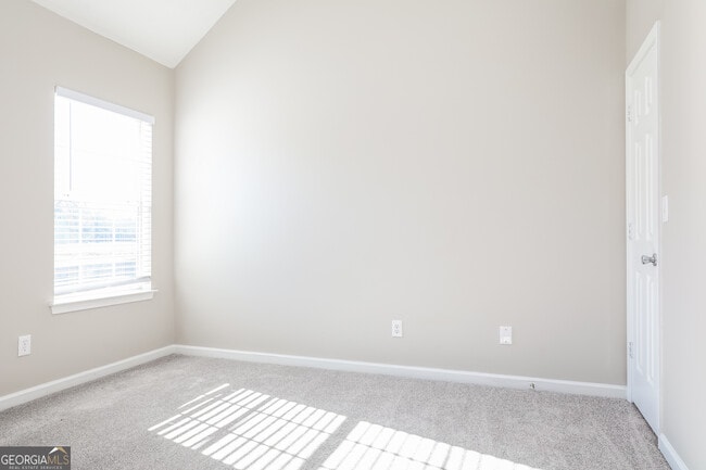 Building Photo - 250 Shadowbrooke Dr