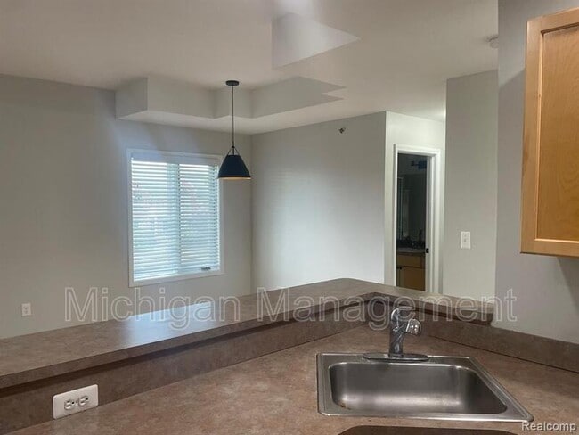 Building Photo - 2721 E Maple Rd