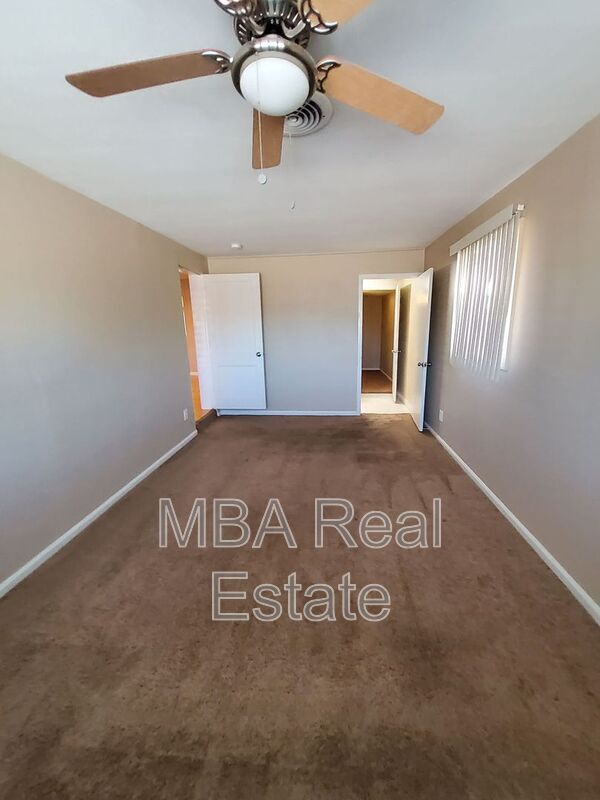Building Photo - 2225 E Glenrosa Ave
